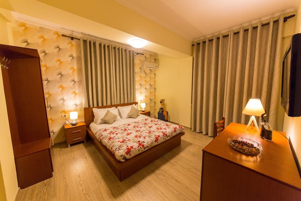 Baron Tirana